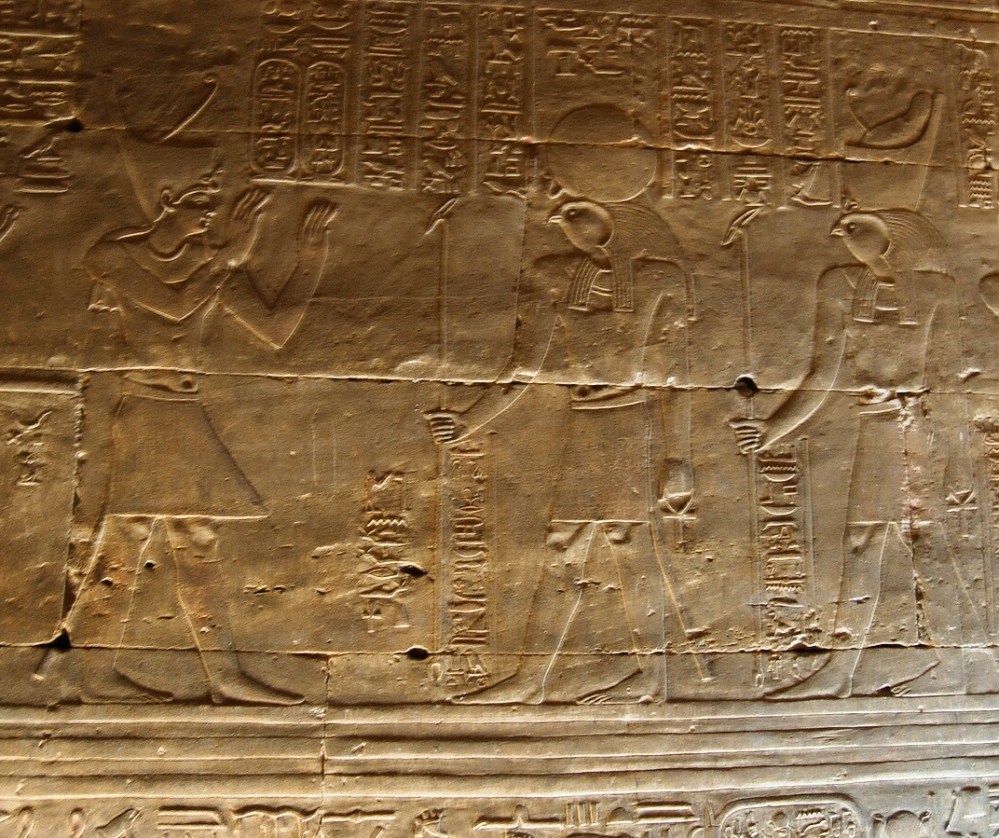 Al centro Ra, representado con la cabeza de un pájaro y un círculo sobre su cabeza que representaba el sol.